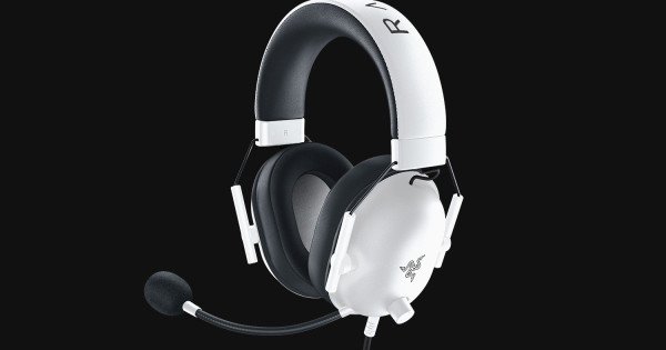 современные игровые наушники на сером фоне